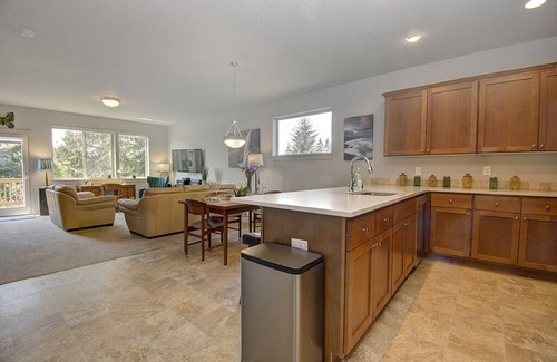 Lincoln House | Beautiful & pet friendly! Close to Downtown and Hwy