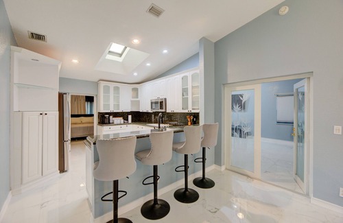 Sunrise House | Beautiful private 4-bedroom/2-bath lakeview house in Sunrise