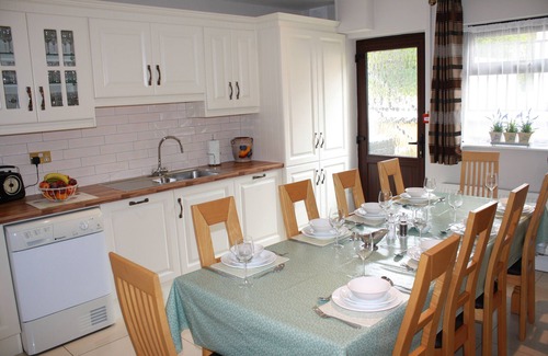 Killarney House | Beautiful private home in Killarney Town Centre - Free Parking /WiFi sleeps 10