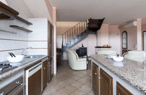 Villa Viani House | Beautiful private villa for 6 people with WIFI, terrace, pets allowed and panoramic view