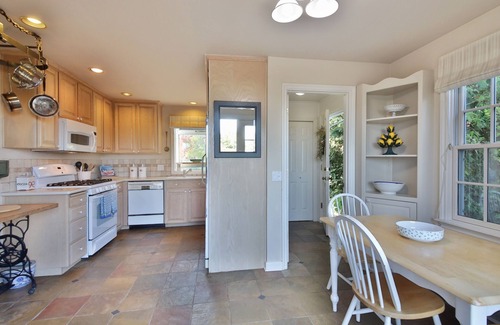 Boulevard Bluffs House | Beautiful Private Park-Like Setting with Water and Mountain Views, Great Wifi