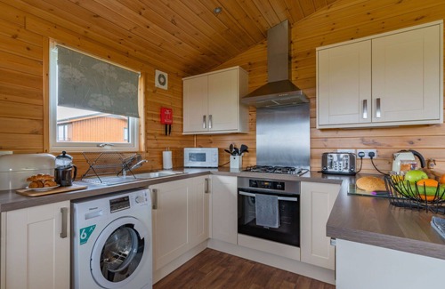 Kinross House | Beautiful private villa for 6 guests with WIFI, TV, balcony, pets allowed and parking