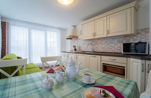Hetlin House | Beautiful private villa for 2 guests with WIFI, TV and parking