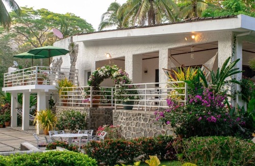 Mizata House | Beautiful Relaxing Home Just 3 min from the beach!
