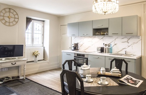 Carmes Apartment | Beautiful renovated apt on the banks of the Garonne