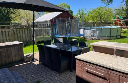 Niagara Falls House | Beautiful Renovated Oasis