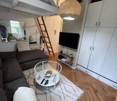 Tel Aviv City Center Apartment | Beautiful Renovated Gallery Apartment