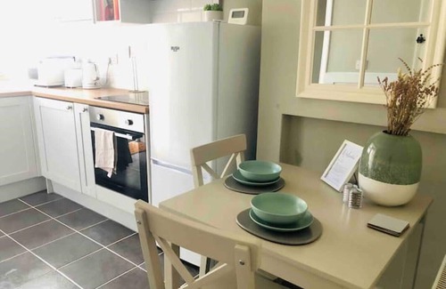 Wigston Cottage | Beautiful, renovated 1 Bedroom Cottage, with private yard. Great location.
