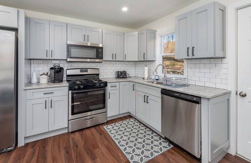 Jefferson House | Beautiful Renovated Townhome w/parking