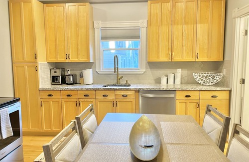 Marlborough House | Beautiful Renovated CASTLE 5Bedrooms 2bath near BOSTON