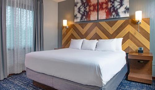 Lake Delton House | Beautiful Resort in Glacier Canyon 1BD Deluxe near Circus World