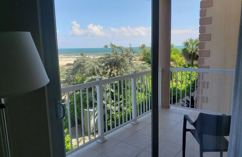 Crystal Harbour Apartment | Beautiful Resort Right On The Water! Outdoor Pool, Near George Town!