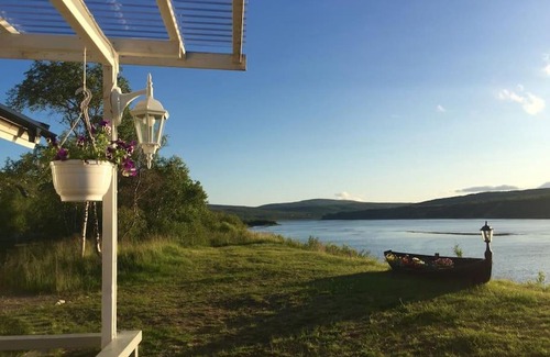Utsjoki Apartment | Beautiful riverside cottage with sauna