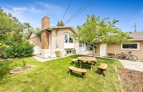 Southwest Calgary House | Beautiful Room Close to Mall