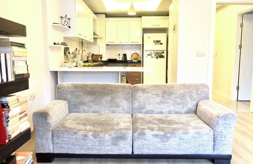 Karsiyaka Apartment | Beautiful Room in Karşıyaka, with AC