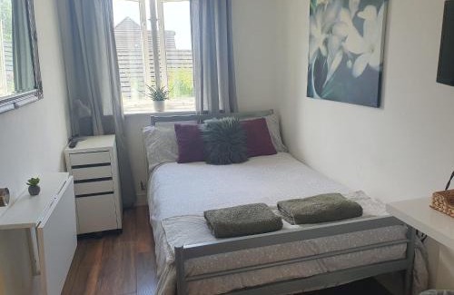 West Molesey House | Beautiful Rooms near Hampton Court R1
