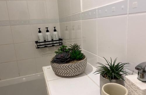 West Molesey House | Beautiful Rooms near Hampton Court R1