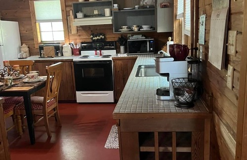 Granbury Cabin | Beautiful Rustic Cabin nJust 10 Minutes to Granbury square