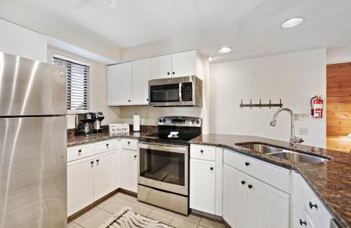 Seven Springs Apartment | Beautiful Seven Springs- 2 Bed, 2 Bath Condo