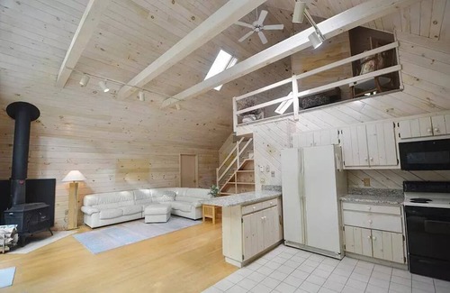 Sherwood Forest House | Beautiful Spacious Berkshire A-Frame Mountain House