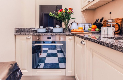 Montpellier Apartment | Beautiful & spacious Regency apt in centre Cheltenham, free parking