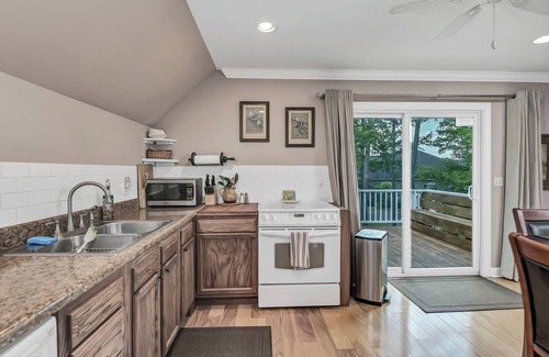 Lexington House | Beautiful & Spacious with Hot Tub, Game Room & More. Large Yard Near the Dam!