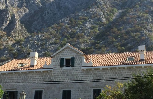 Dobrota Apartment | Beautiful studio apartment perfect for couples,in old house, just near the sea