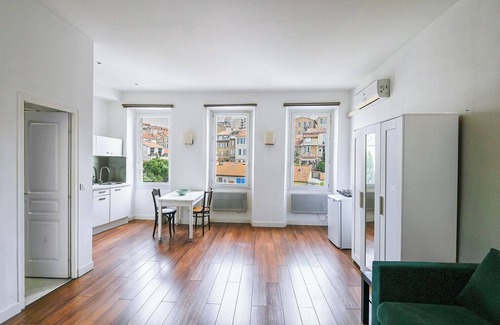 Saint-Lambert Apartment | Beautiful studio close to the beach