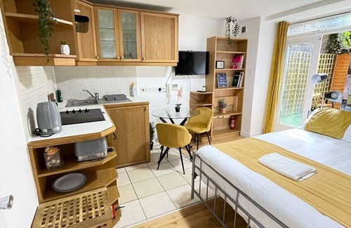Colville Apartment | Beautiful Studio with Garden/Portobello Rd