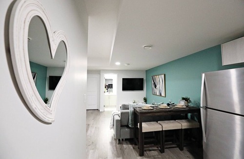 Southwest Edmonton Condo | Beautiful Suite King Bed|Long Stays|Disney|Airport