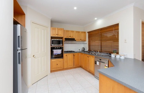 Tarneit House | Beautiful Tarneit Family Home with Pool