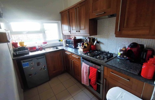 Seven Kings House | Beautiful Three Bedroom Home close to Stations
