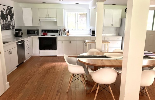 Salisbury Cottage | BEAUTIFUL TWIN LAKES RENTAL - Weekly or Seasonal Term Available