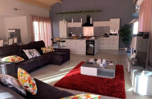 Saint-Jean-du-Bruel Villa | Beautiful villa on the river