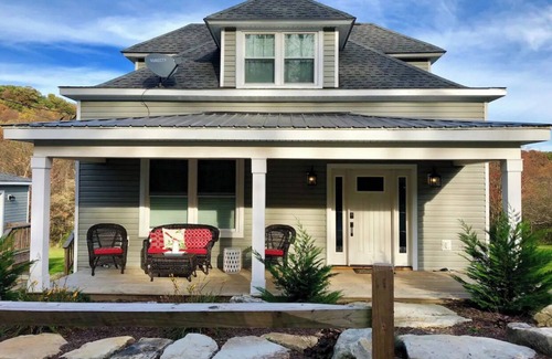Donegal House | Beautiful Vacation Home in Champion (Seven Springs)