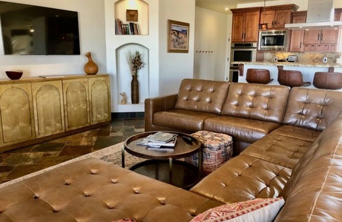 Greenehaven House | Beautiful views! Custom Home, Hot Tub, Lake Powell, Antelope Cyn WiFi, EV Charge