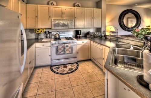 Sedona Condo | *Beautiful Views*Ensuite Jetted Tub for Two*Private Deck*Fireplace*Walk to All!