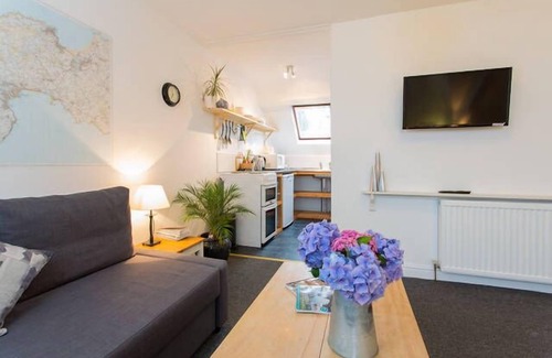 Newlyn Apartment | Beautiful views over Mounts Bay. Cosy flat in the fishing village of Newlyn