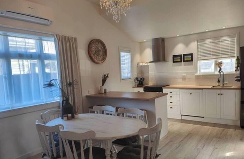 Woolston House | Beautiful villa near everything!