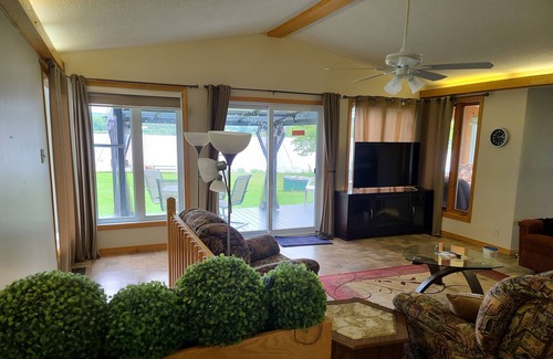 Plantagenet Cottage | Beautiful Waterfront Cottage on Ottawa River