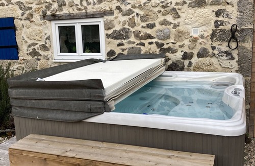 Bazens House | Beautiful wooden clad gite with many original features with hot tub