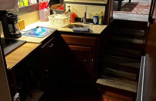 Fort Pierce Boat Rental | Beautiful Yacht in charming Fort Pierce with WiFi, AC located on a friendly Dock
