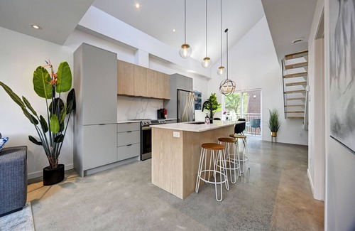 Pointe-Saint-Charles Condo | Beautifull 2 bedrooms/2 bathrooms condo with private terrasse.