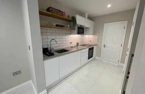 Twickenham Riverside Apartment | Beautifully Appointed One Bed Apartment. Near Richmond Park, and Kew Gardens