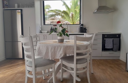 Snells Beach House | Beautifully designed Tiny home, incredibly spacious, 10min from beach