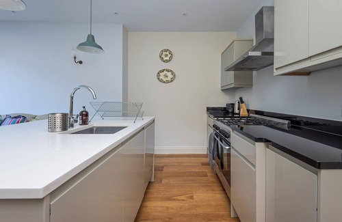 Abbey House | Beautifully furnished chic home near Wimbledon