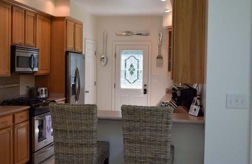Bracey House | BEAUTIFULLY FURNISHED WATERFRONT HOME NEAR GOLF COURSE, WINERY, & DINING