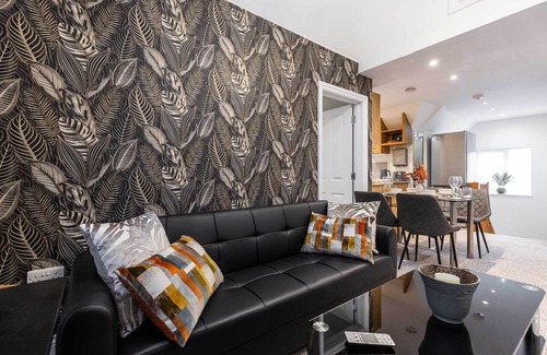 Guildford Apartment | Beautifully presented 3 bedroom apartment,nwalking distance to University,Tesco