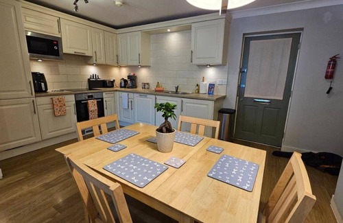 Pembroke House | Beautifully presented 4 person holiday let with Views of Pembroke Castle