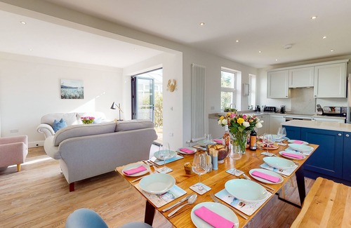 Abersoch House | Beautifully refurbished holiday home in the centre of Abersoch with parking.